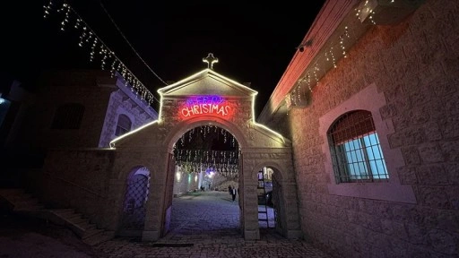 Suriye&rsquo;nin İdlib ilinde yaşayan Hristiyanlar, 14 yıl aradan sonra ilk kez Noel hazırlıkları yapıyor