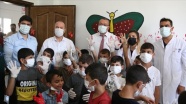 Suriye&#039;nin kuzeyindeki poliklinikte yetim ve öksüz çocuklar için boyama etkinliği düzenlendi