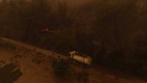 Suriye'nin Lazkiye kırsalındaki orman yangınına müdahale ediliyor