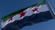 Suriye'nin Türkiye sınırına 'devrim bayrağı' asıldı