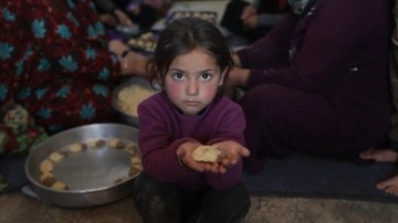 Suriye'de çadır kamptaki kadınlar, geleneksel bayram kurabiyeleriyle çocukları sevindiriyor