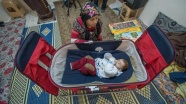 Suriyeli bebek hayata beşikle tutundu
