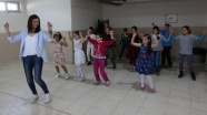Suriyeli çocuklar okulu 'erik dalı' ile sevdi