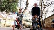 Suriyeli çocukların dedesi oldu