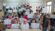 Suriyeli çocukların karne sevinci