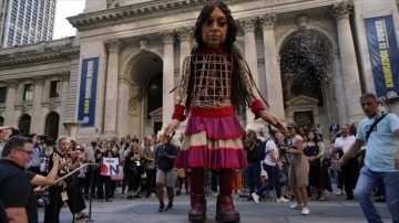 Suriyeli çocukların sesini dünyaya duyuran 3,5 metrelik "Küçük Emel" New York'ta