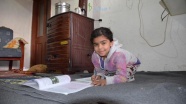 Suriyeli Fatma balkonda ders çalışmaktan kurtuldu