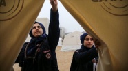 Suriyeli Fatmanur depremzedelerin yarasını sarıyor