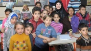 Suriyeli öğretmen öğrencilerini geleceğe hazırlıyor