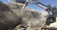 Suriyelilere ait göçen ev belediye ekiplerince yıkıldı