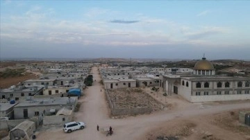 Suriyelilerin eve dönüşü için ülkenin kuzeyindeki briket ev yapımları hızla devam ediyor
