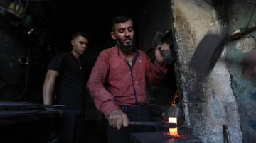 Suriye'nin Bab ilçesindeki son sıcak demir ustası Nago, atölyesinde mesleğini yaşatıyor