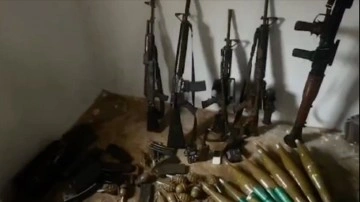 Suriye'nin kuzeyinde teröristlere ait çok sayıda silah ve mühimmat ele geçirildi