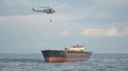 Sürüklenen gemideki mürettebat helikopterle kurtarıldı