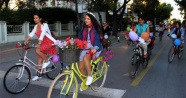 Süslü kadınlar bisiklete dikkat çekti