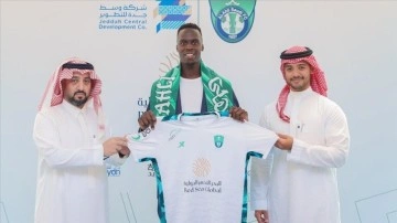 Suudi Arabistan ekibi Al-Ahli, kaleci Mendy'yi renklerine bağladı