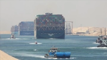 Süveyş Kanalı'nda bir petrol tankeri karaya oturdu