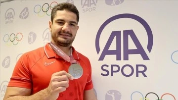 Taha Akgül, 9. Avrupa şampiyonluğunu hocasına armağan etti