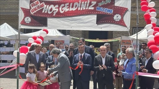 Tahran Türk Okulu'ndaki öğrenciler hazırladıkları bilim projelerini sergiledi