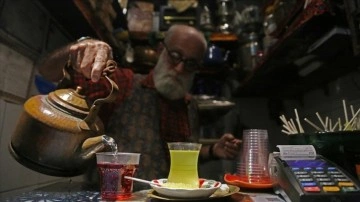 Tahran'da 104 yıllık "dünyanın en küçük çayevi"