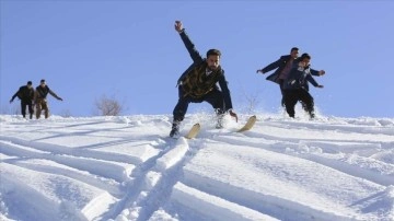 Tahta kayak etkinliği Şemdinlili gençlerin vazgeçilmez eğlencesi oldu
