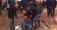 Taksim'e eğlenmeye gelen vatandaşların karla imtihanı