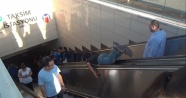 Taksim Metro İstasyonunda çocukların tehlikeli yürüyen merdiven oyunu