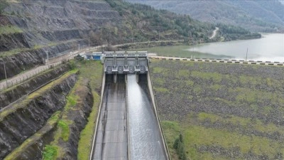 Tam doluluk seviyesine ulaşan Yuvacık Barajı'ndan salınan su Sapanca G&ouml;l&uuml;'ne aktarılıyor