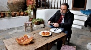 Tarihçi profesör peynir tatlıları için Anadolu'yu karış karış geziyor