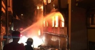 Tarihi bina alev alev yandı! Vatandaşlar film gibi izledi