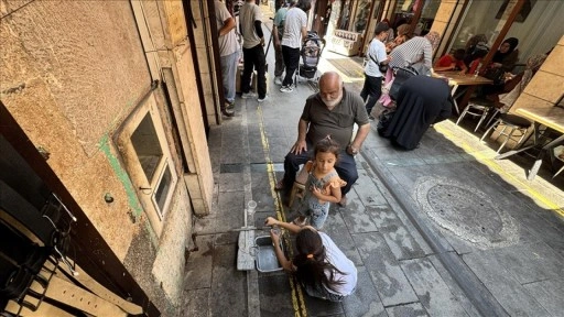 Tarihi çarşıdaki 2 asırlık taş oyma sebilin soğuk su geleneğini sürdürüyor