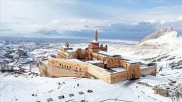 Tarihi İshak Paşa Sarayı Mart ayında karla kaplandı