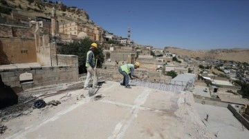 Tarihi kent Mardin'in dokusunu bozan betonarme binaların yıkımı sürüyor