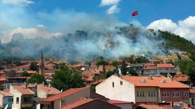 Tarihi K&uuml;tahya Kalesi'nde &ccedil;ıkan yangına m&uuml;dahale ediliyor
