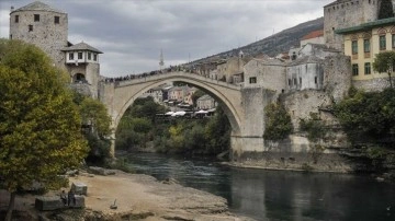 Tarihi Mostar Köprüsü'nün 30 yıl önceki yıkılma anına ait yeni görüntü paylaşıldı