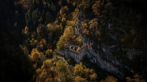 Tarihi Sümela ile Vazelon manastırları sonbaharın tonlarıyla renklendi