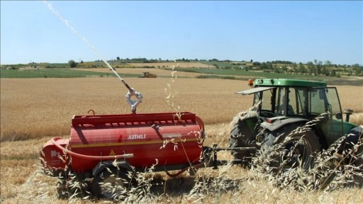 Tarlada su tankeri bulundurmak yangının neden olabileceği tahribatının önüne geçiyor