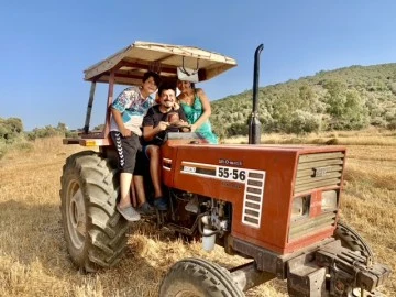 Tarladaki ’Bodrumlu Çiftçi’ye traktörde doğum günü sürprizi
