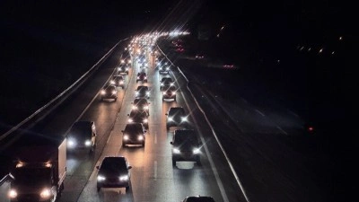 Tatilcilerin d&ouml;n&uuml;şe ge&ccedil;mesiyle Anadolu Otoyolu'nun Sakarya kesiminde akıcı yoğunluk yaşanıyor