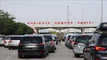 Tatilleri biten gurbetçiler dönüş yolunda Kapıkule'de yoğunluk oluşturdu
