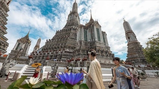 Tayland’ın turistik noktası Wat Arun Tapınağı, ziyaretçilerini ağırlıyor
