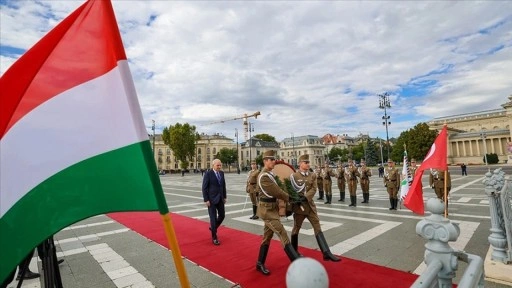 TBMM Başkanı Kurtulmuş, Budapeşte'deki Meçhul Asker Anıtı'na çelenk bıraktı