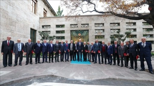 TBMM Başkanı Kurtulmuş, Doğu ve Güneydoğu Anadolu'daki illerin eski milletvekillerini kabul ett