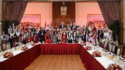 TBMM Başkanı Kurtulmuş, Meclis'te d&uuml;nya &ccedil;ocuklarını kabul etti