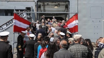 TCG Anadolu gemisi, Sarayburnu Limanı'nda ziyaretçi akınına uğradı