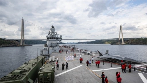 TCG Anadolu, İstanbul Boğazı'ndaki geçiş töreni için Sarayburnu'ndan ayrıldı