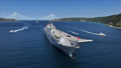 TCG Anadolu liderliğinde İstanbul Boğazı'nda geçit töreni düzenlendi