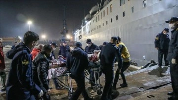 TCG İskenderun gemisiyle, deprem bölgesinden 98 yaralı Mersin'e tahliye edildi