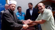 TDV Karadağ'da Boşnakça Kur'an-ı Kerim meali dağıttı