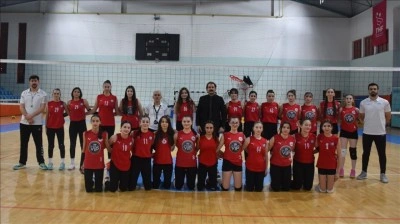 Tecr&uuml;beli başantren&ouml;r, eski &ouml;ğrencileriyle geleceğin voleybolcularını yetiştiriyor